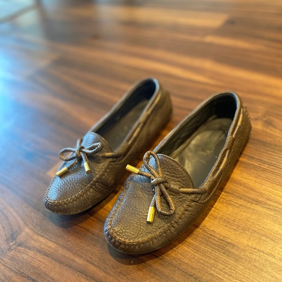 LOUIS VUITTON
Gloria Flat Loafer - Picture 3 of 3